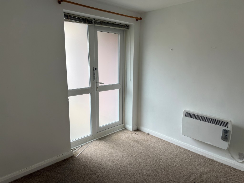 Lot: 135 - TWO-BEDROOM FLAT JUST OFF THE SEAFRONT - Study with door to rear access